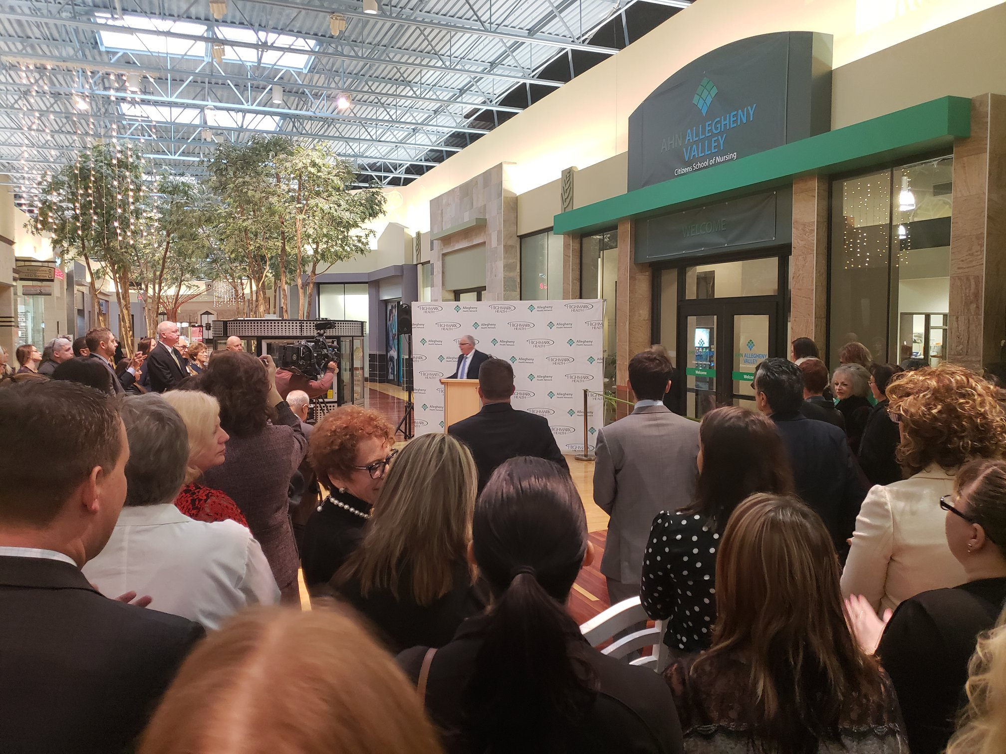 The school's grand-opening ceremony drew a crowd