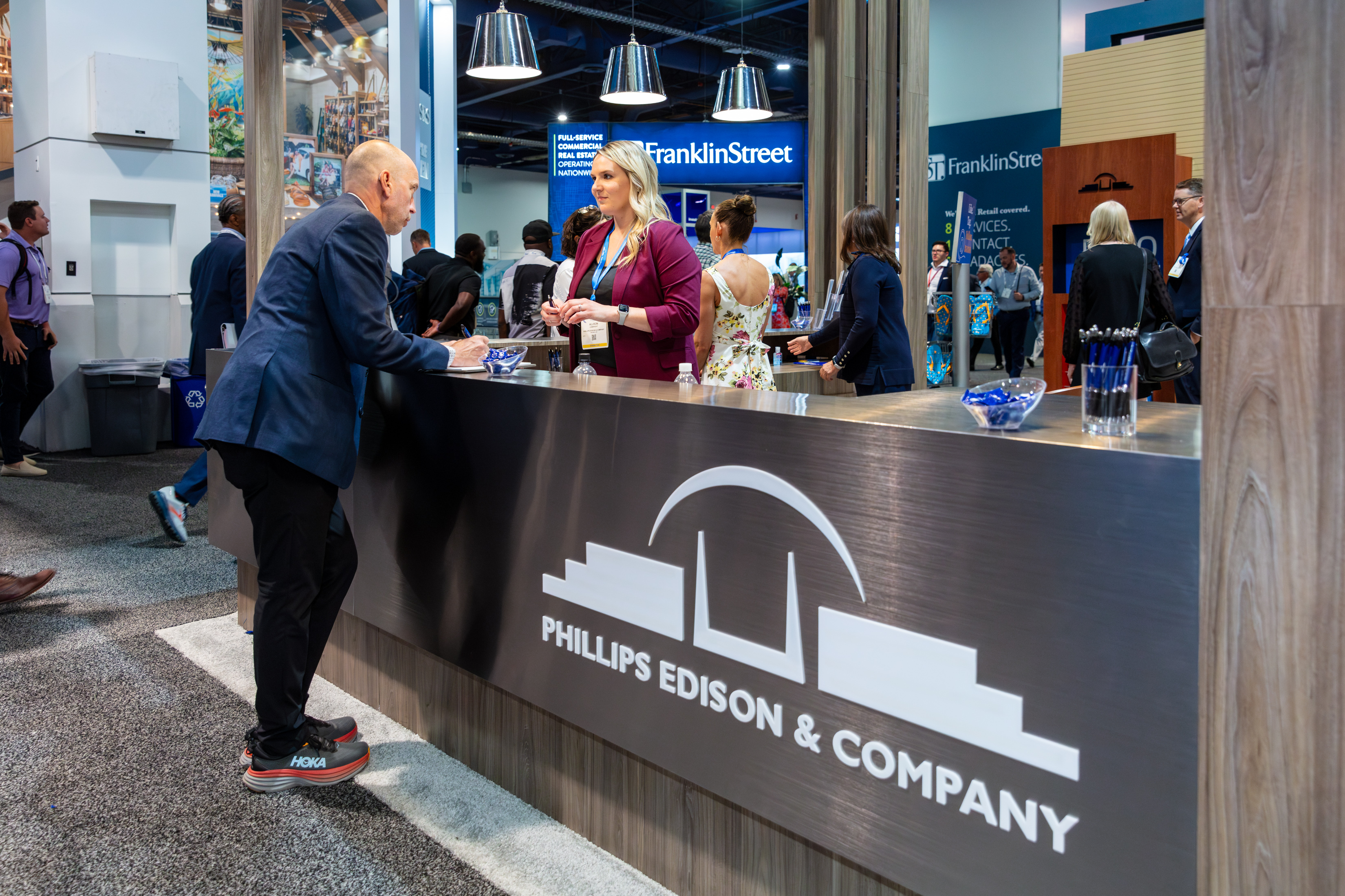 Lembright talks with an ICSC LAS VEGAS attendee about his company’s app.