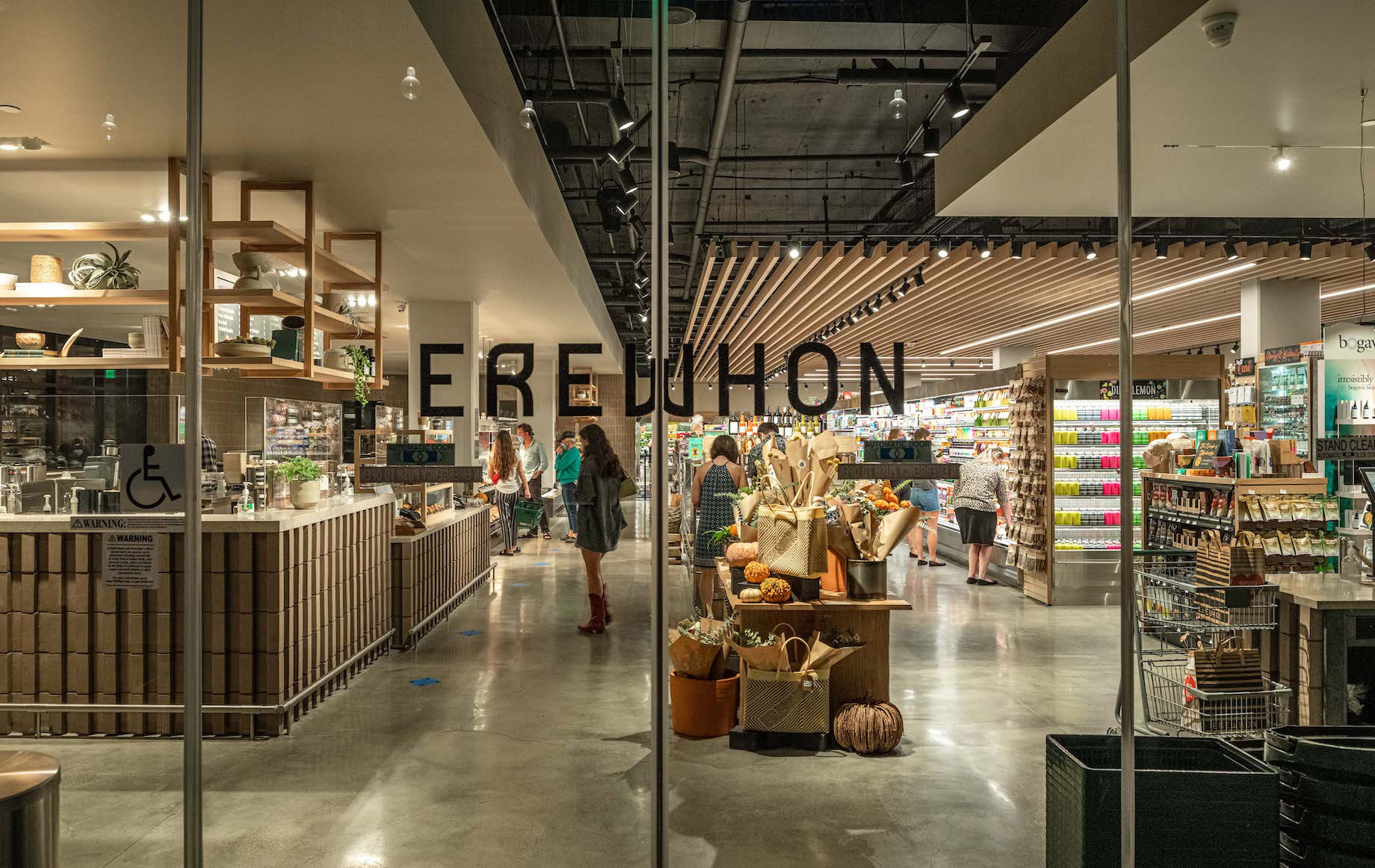 RDC served as architect for Erewhon’s sixth Los Angeles-area location, in Silver Lake. It offers an exhibition kitchen, a piz