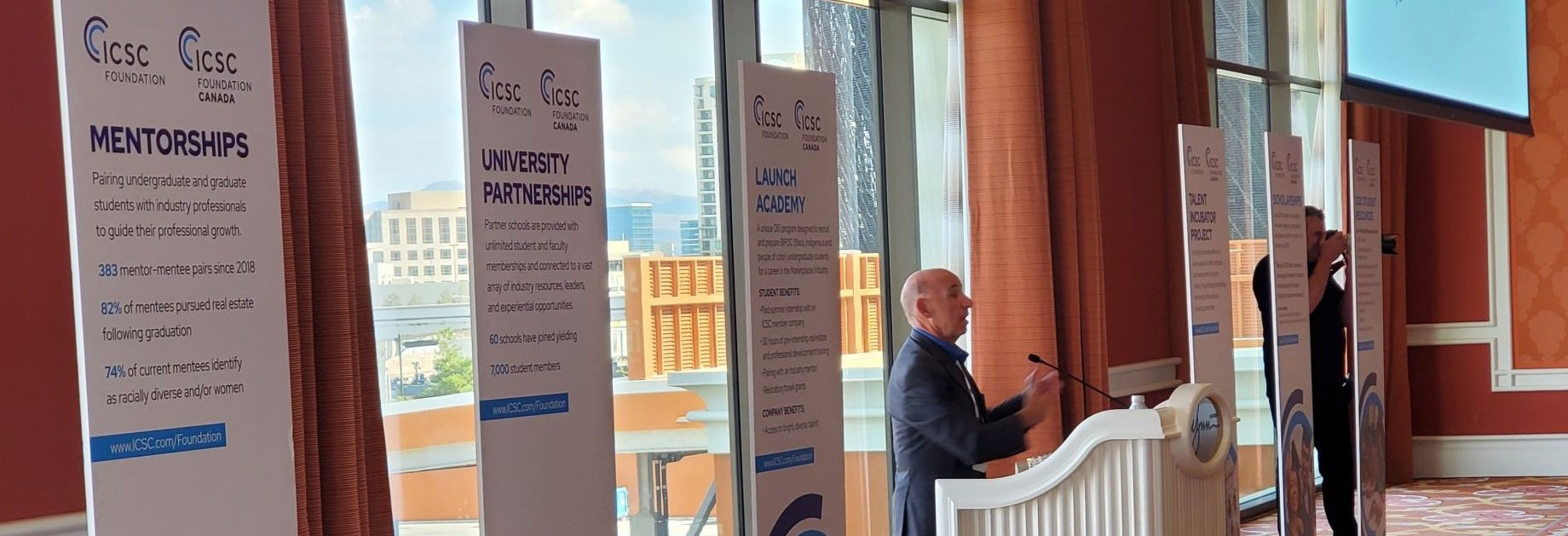 ICSC chair Glenn Rufrano welcomed ICSC Foundation donors, volunteers and students to ICSC LAS VEGAS and helped celebrate the 