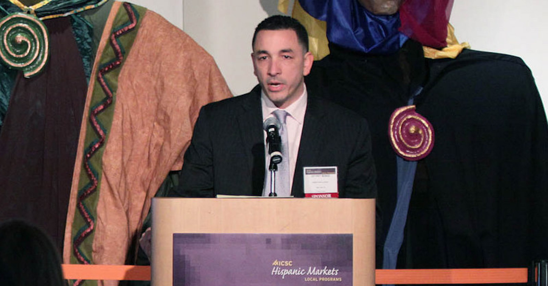 Jeff Monge addressing members of the former ICSC Hispanic Markets Initiative