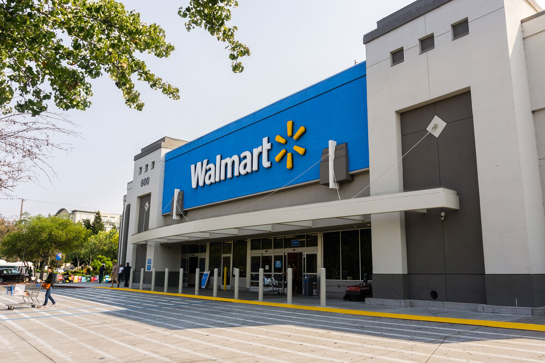 Discount department stores saw the highest in-store spending average, at 96 percent, versus online, at 4 percent