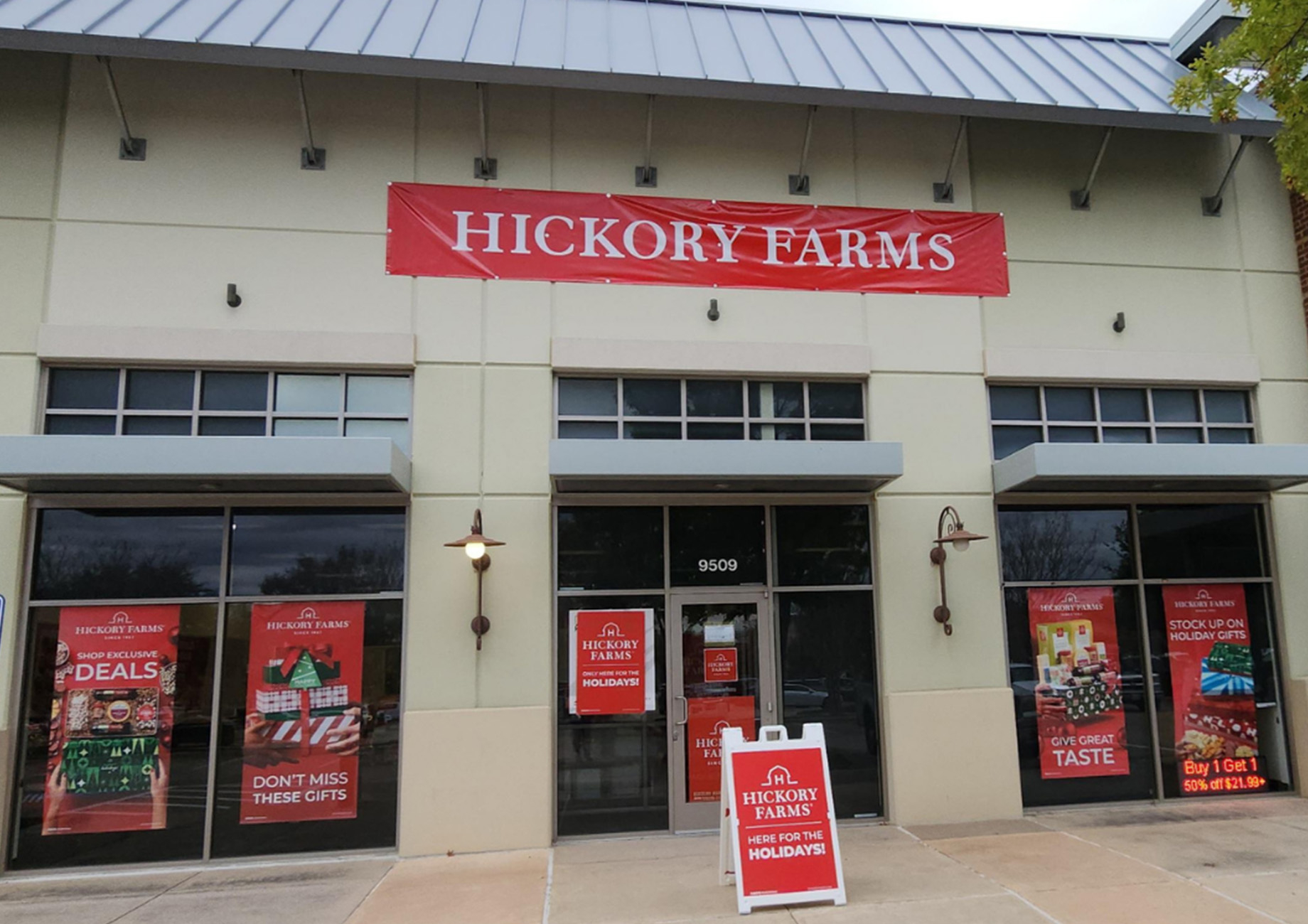 An inline space leased by specialty food and gift retailer Hickory Farms at Trademark’s Alliance Town Center in Fort Worth, T