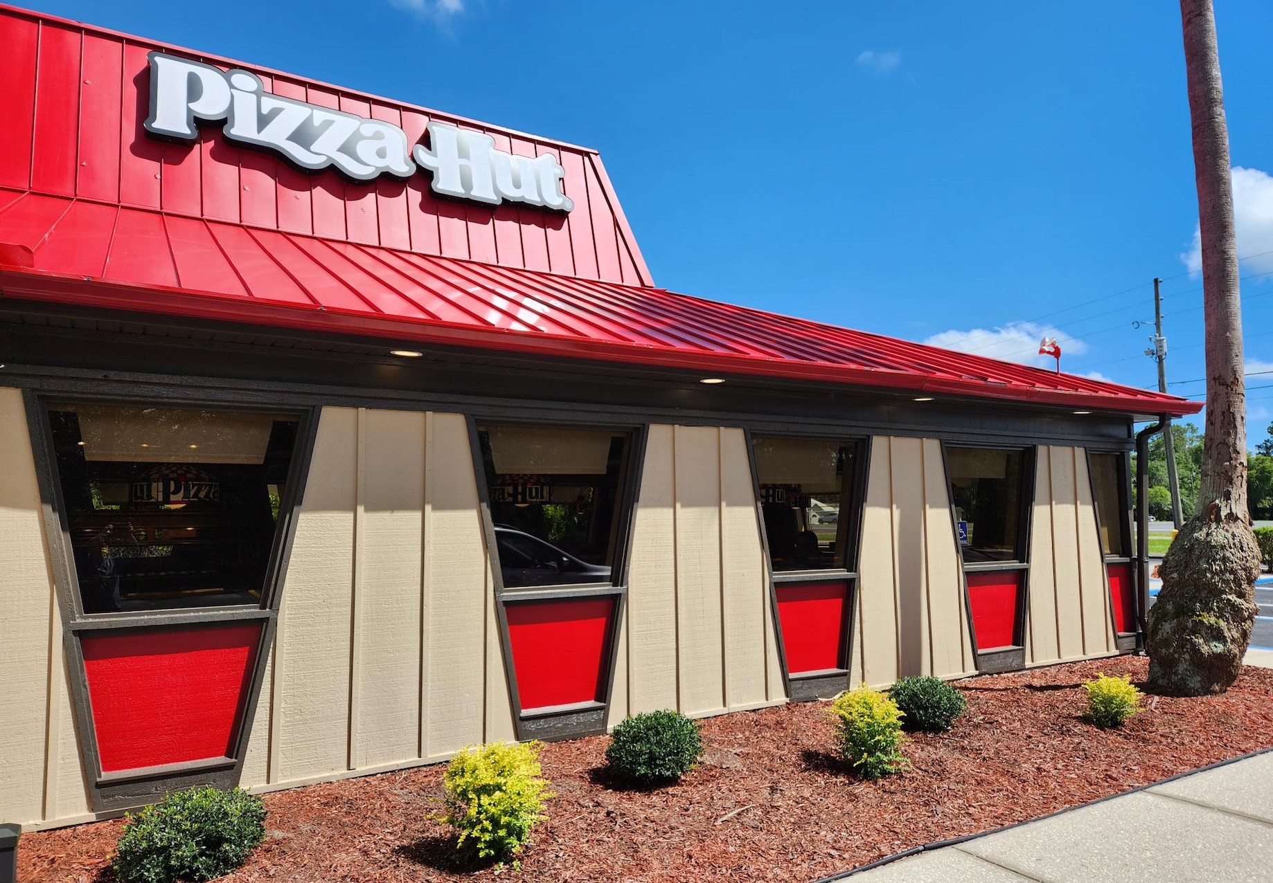Franchisee Tim Sparks owns 92 Pizza Hut restaurants, 39 of which are Pizza Hut Classic locations, including this restaurant i