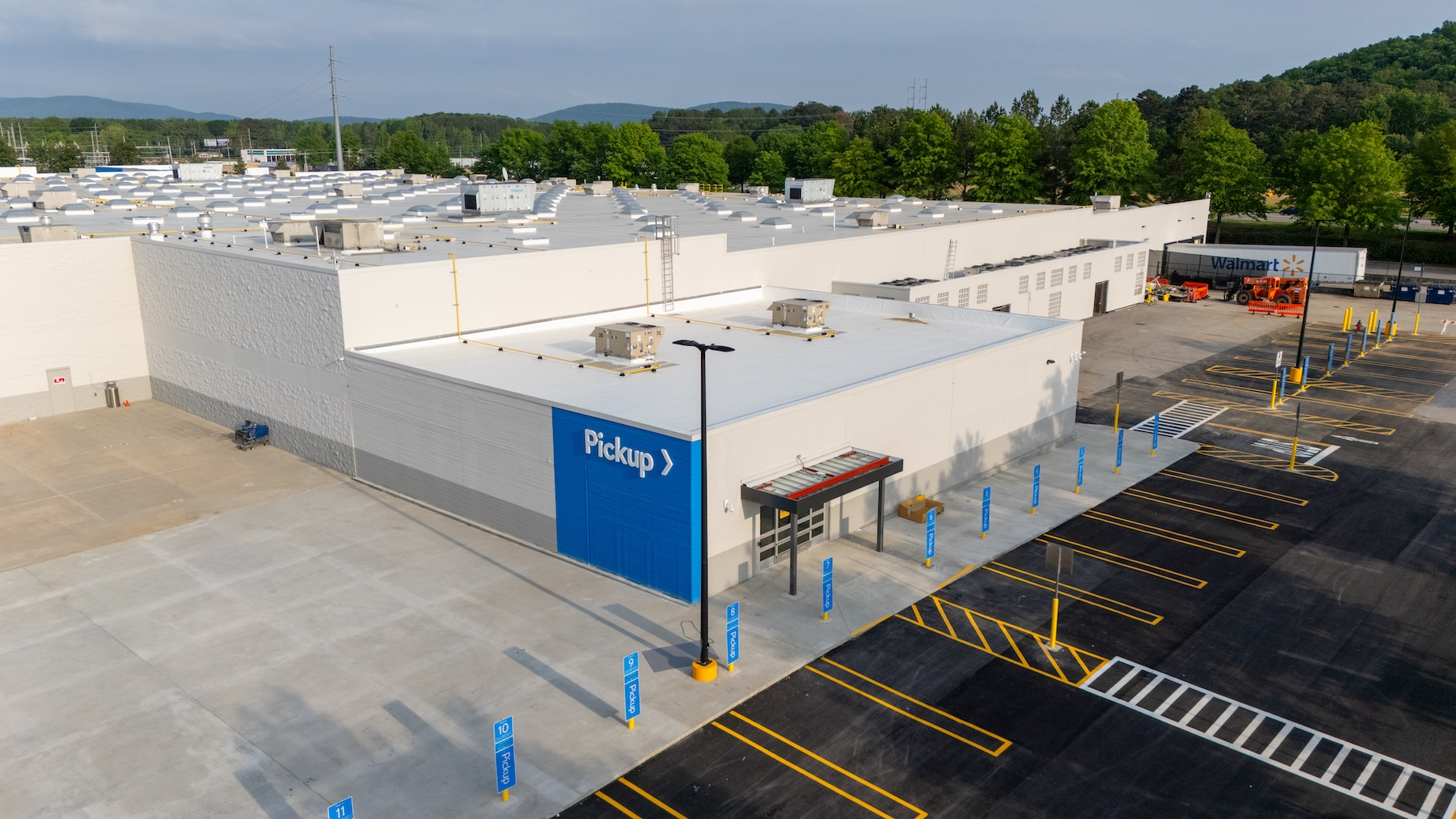 Alquist 3D and FMGI built a 5,000-square-foot online order-pickup building at a Walmart near Huntsville, Alabama. The team co