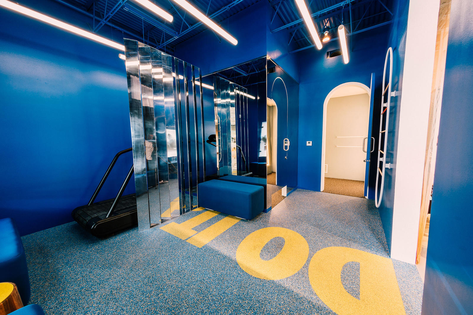 The Dynamic Fit Zone has a lounge to relax in, rooms in which specialists offer styling tips, and even a trial zone, complete