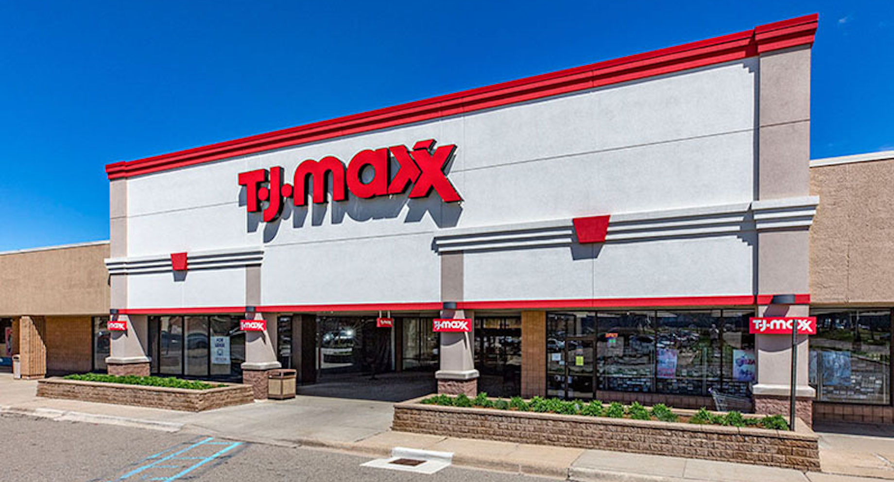 Opened in 1979 and renovated in 1994 and 2014, Oakland Plaza consists of three buildings and three outparcels comprising 171,