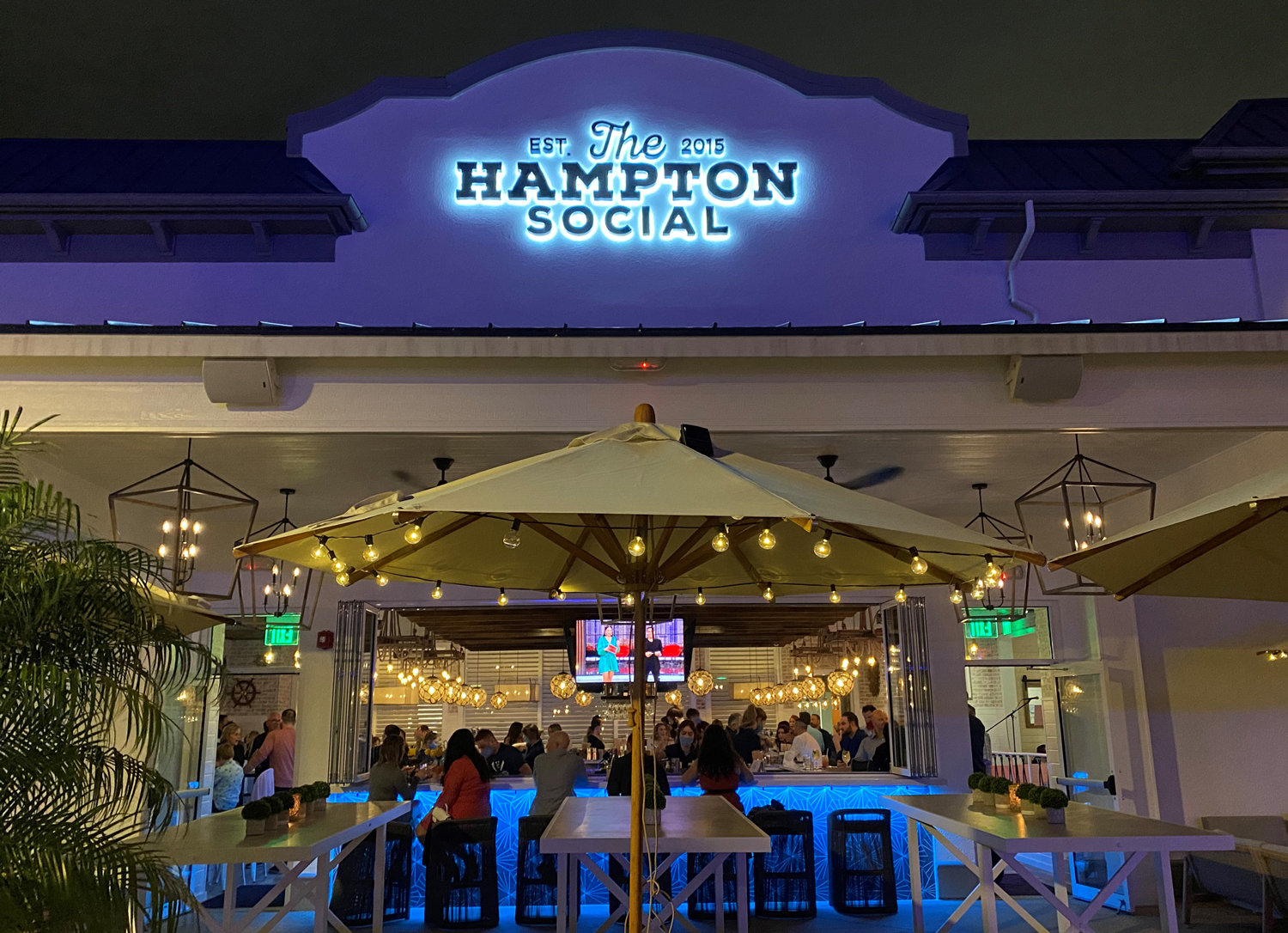 Coastal-inspired restaurant Hampton Social, based in Chicago, opened one of its first outposts elsewhere in 2021, at The Poin