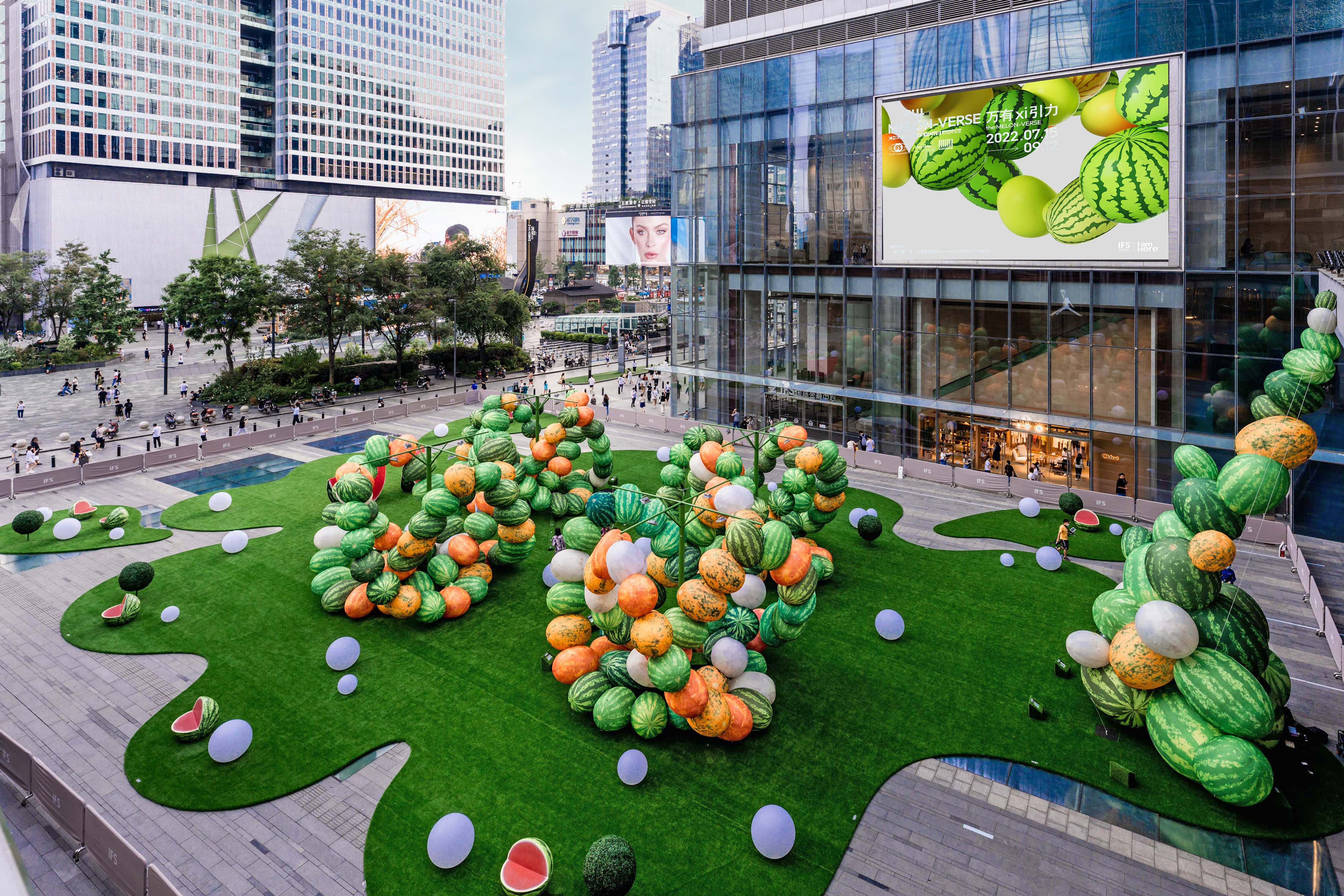 To draw customers back to the mall after pandemic restrictions eased, Chengdu, China’s Chengdu IFS collaborated with a local 
